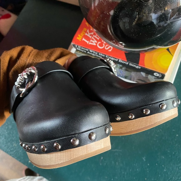 Beautiful BRAND NEW Coach Clogs - Picture 4 of 5